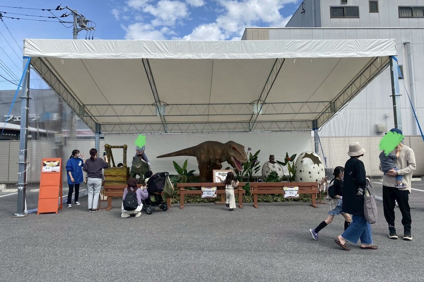 栃木県内にてイベント用の大型ルーフと動く恐竜をセッティング