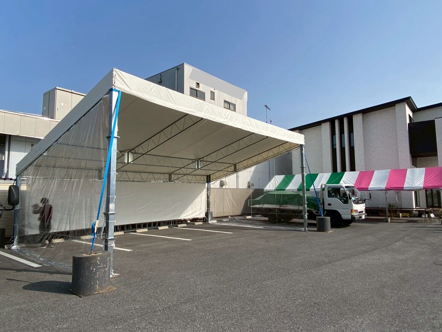 栃木県内にてイベント用の大型ルーフと動く恐竜をセッティング