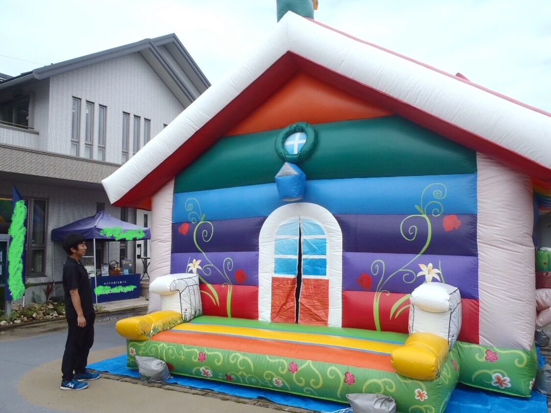住宅展示場にて子ども用ふわふわを設置しました
