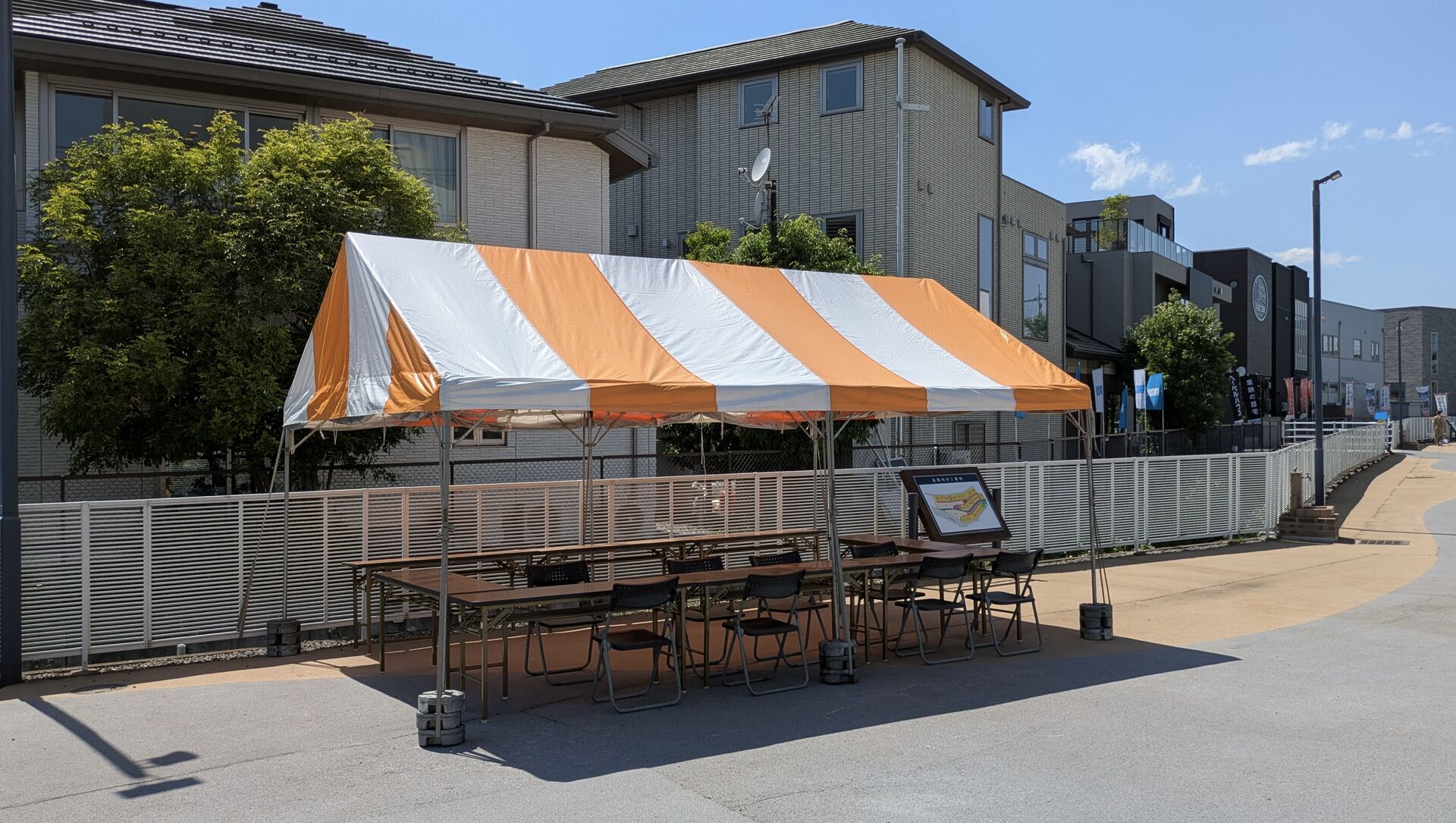 週末のイベントに向けて住宅展示場にテントを設営しました