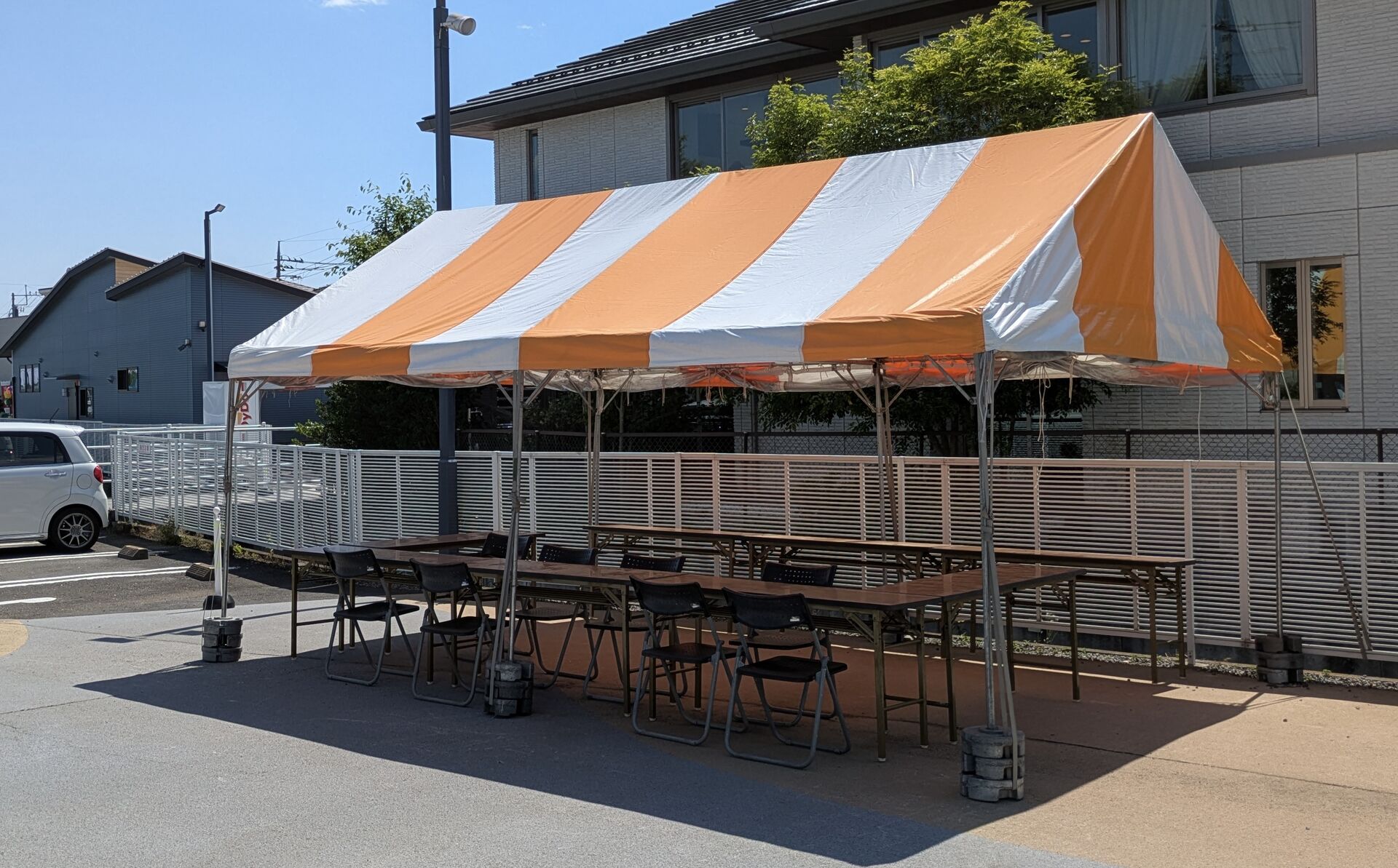 週末のイベントに向けて住宅展示場にテントを設営しました
