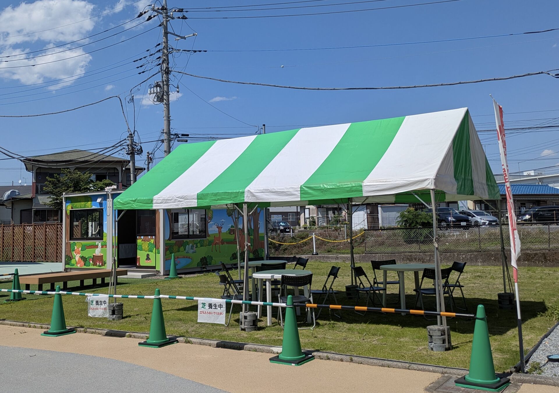 週末のイベントに向けて住宅展示場にテントを設営しました